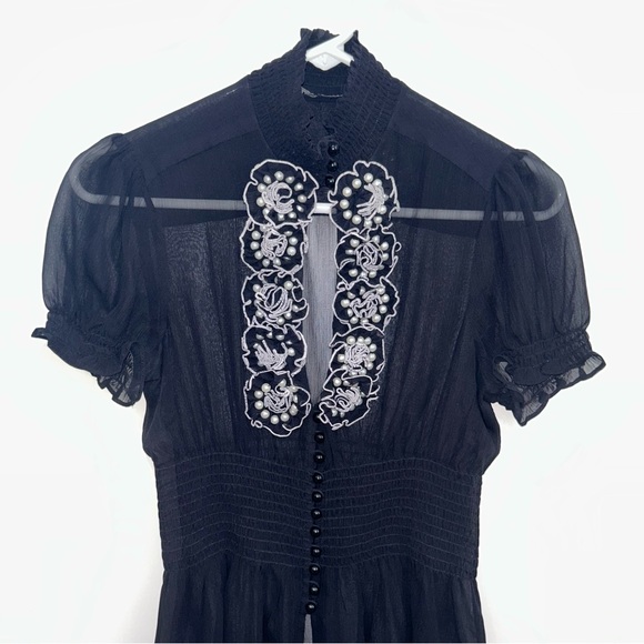 Bebe Silk Chiffon Flower Detail w pearls/Buttons Keyhole Top Vintage inspire S - Picture 3 of 8